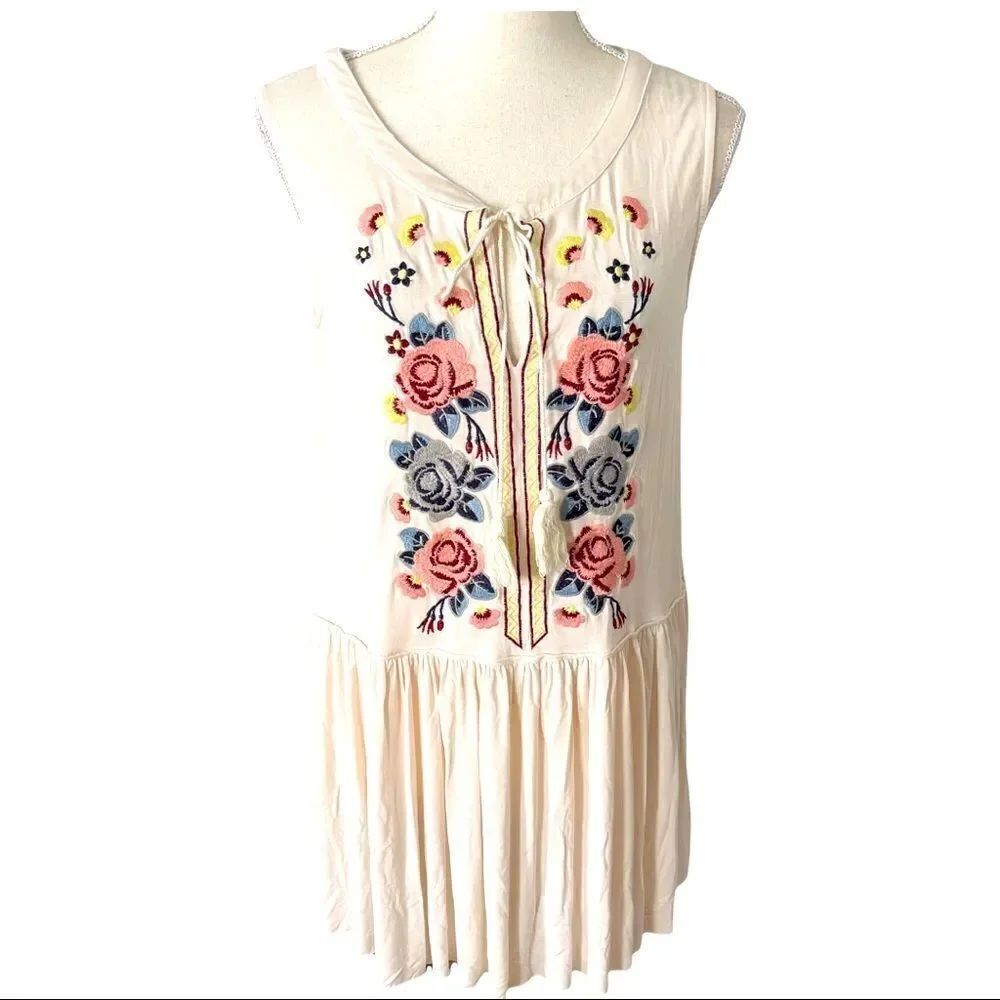 Wishlist Embroidered Tie Front Neckline Sleeveless Top SMALL